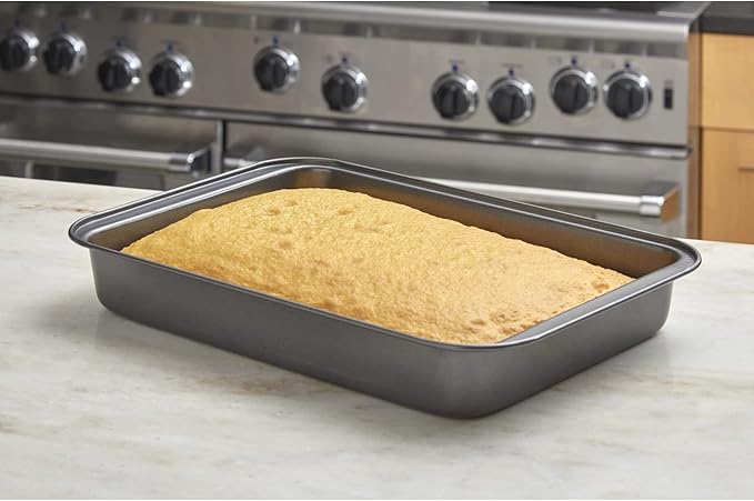 Nifty Solutions Cake Pan & Muffin Pan with Lid, 2 Piece Baking Pans Set - 9 x 13 Cake Pan & 12-Cup Muffin Pan, Non-Stick Pans, Kitchen Bakeware, Dishwasher Safe